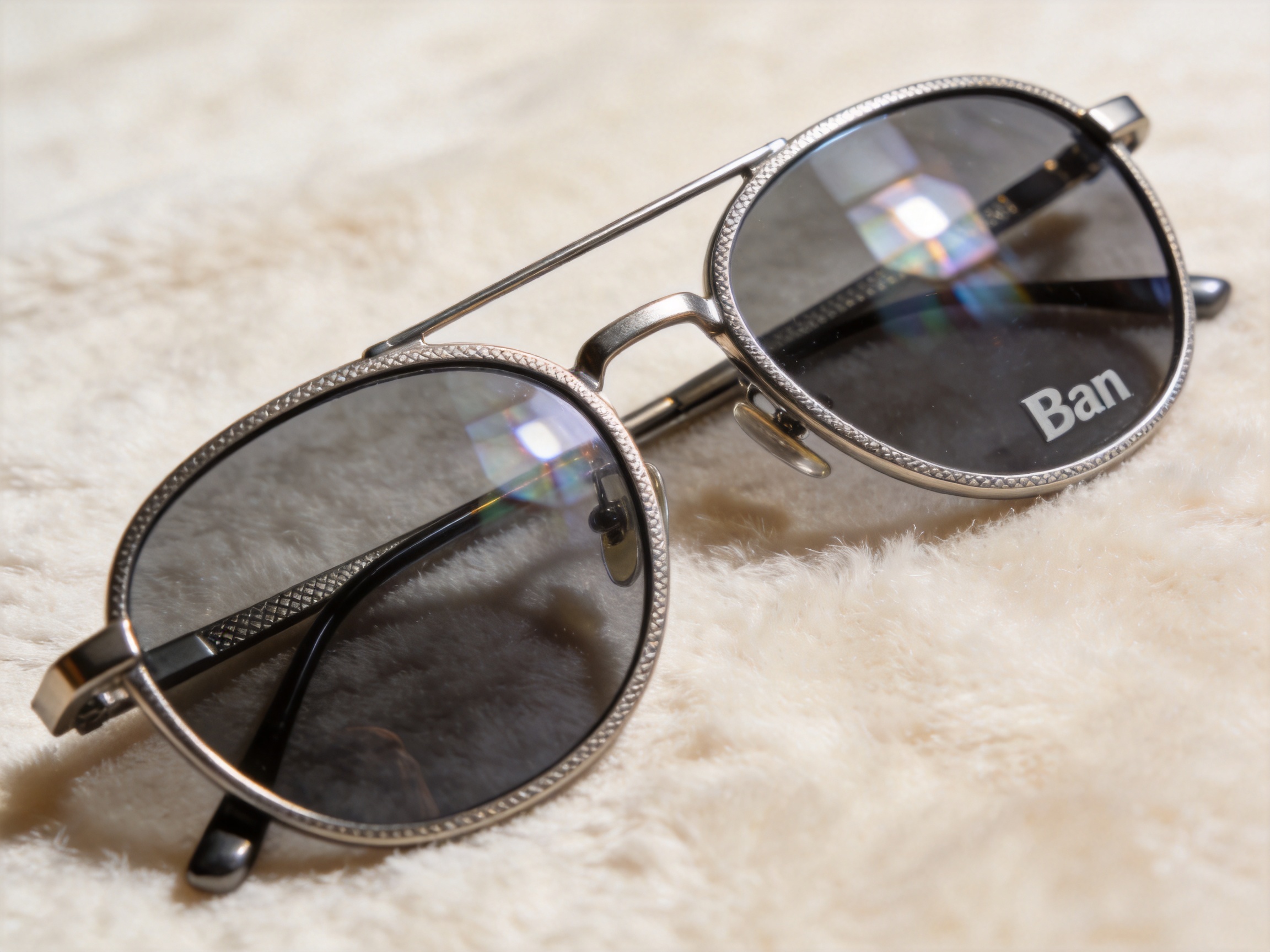 Ray-Ban镜片色调与镜框结构特写